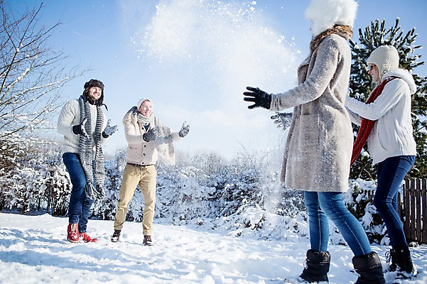 포토 JPG 주간 전신 서양인 여자 남자 겨울 털모자 서기 여러명 20대 성인 야외 옆모습 친구 목도리 눈 던지기 눈싸움 국내포토 자연요소 외국인 모자_잡화 잡화 계절 뷰포인트 다수 관계 모션 날씨 눈_날씨 사람 청년 싸움 파일형식