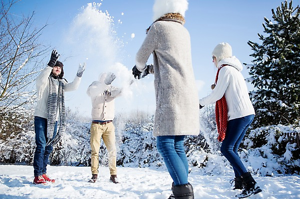 포토 JPG 주간 전신 서양인 여자 남자 겨울 털모자 서기 여러명 20대 성인 야외 뒷모습 친구 목도리 눈 던지기 눈싸움 국내포토 자연요소 외국인 모자_잡화 잡화 계절 뷰포인트 다수 관계 모션 날씨 눈_날씨 사람 청년 싸움 파일형식