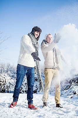 포토 JPG 주간 전신 서양인 남자 겨울 털모자 서기 20대 성인 야외 두명 친구 목도리 눈 던지기 눈싸움 국내포토 자연요소 외국인 모자_잡화 잡화 계절 관계 모션 날씨 눈_날씨 사람 청년 싸움 파일형식