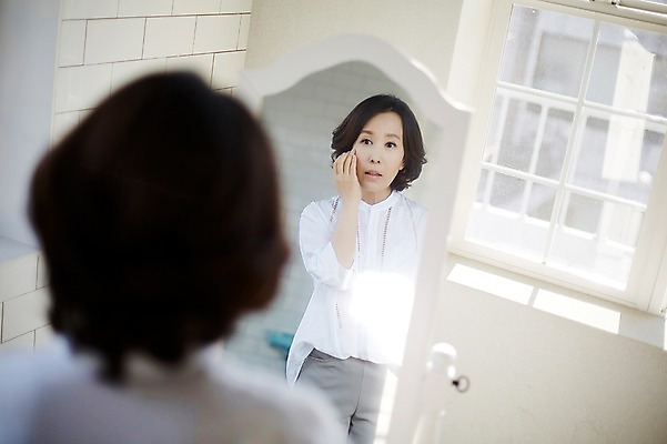 포토 JPG 여자 40대 창문 중년라이프 실내 한명 상반신 성인 뒷모습 아웃포커스 반사 거울 한국인 주름 안식처 국내포토 1 라이프스타일 뷰포인트 중년 휴식 촬영기법 사람 동양인 내부 파일형식