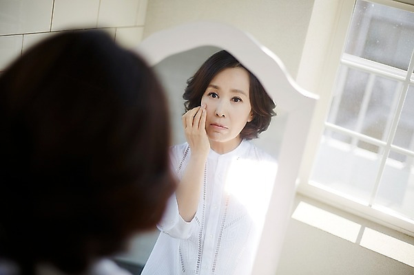 포토 JPG 여자 40대 창문 중년라이프 실내 한명 상반신 성인 뒷모습 아웃포커스 반사 거울 한국인 주름 안식처 국내포토 1 라이프스타일 뷰포인트 중년 휴식 촬영기법 사람 동양인 내부 파일형식