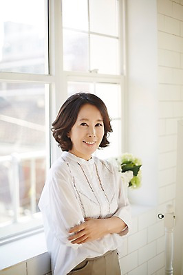 포토 JPG 여자 꽃 40대 중년라이프 실내 한명 웃음 상반신 성인 팔짱 한국인 창가 안식처 국내포토 식물 1 라이프스타일 중년 창문 모션 휴식 표정 사람 동양인 내부 파일형식