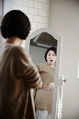 포토 JPG 여자 40대 중년라이프 실내 한명 상반신 성인 옆모습 아웃포커스 반사 놀람 거울 한국인 뱃살 국내포토 1 라이프스타일 감정 뷰포인트 중년 촬영기법 표정 사람 동양인 내부 파일형식