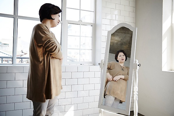 포토 JPG 여자 40대 창문 중년라이프 실내 한명 상반신 성인 옆모습 반사 거울 한국인 뱃살 국내포토 1 라이프스타일 뷰포인트 중년 사람 동양인 내부 파일형식
