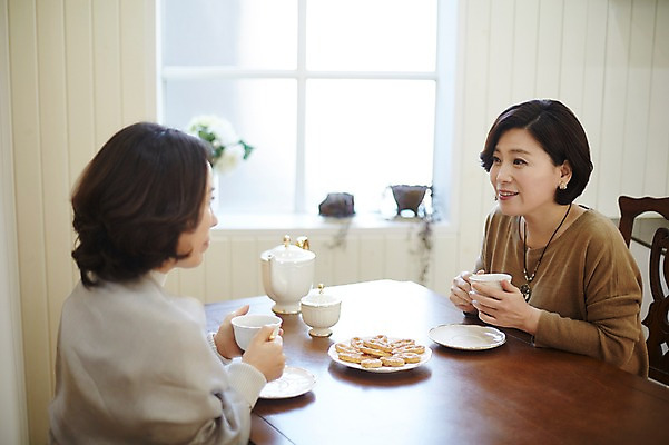 포토 JPG 여자 커피 40대 중년라이프 식탁 티타임 실내 웃음 상반신 성인 두명 옆모습 친구 쿠키 한국인 커피잔 국내포토 라이프스타일 음료 뷰포인트 중년 관계 탁자 휴식 디저트 잔 표정 사람 동양인 내부 파일형식