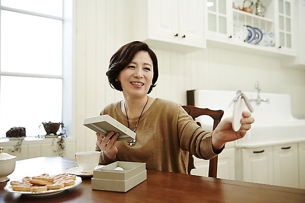 포토 JPG 여자 커피 40대 중년라이프 식탁 티타임 실내 선물 한명 웃음 상반신 성인 쿠키 한국인 커피잔 국내포토 1 라이프스타일 음료 중년 탁자 휴식 디저트 잔 표정 사람 동양인 내부 파일형식