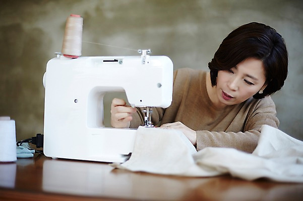포토 JPG 여자 40대 중년라이프 실내 한명 상반신 성인 취미 아웃포커스 한국인 바느질 천 재봉틀 실타래 국내포토 1 라이프스타일 중년 촬영기법 사람 동양인 내부 직물 파일형식