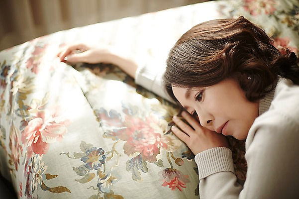 포토 JPG 여자 40대 중년라이프 실내 한명 상반신 성인 눕기 한국인 침대 갱년기 우울증 국내포토 1 라이프스타일 중년 가구 모션 사람 동양인 내부 질병 증상 파일형식