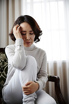 포토 JPG 여자 40대 의자 창문 중년라이프 실내 한명 앉기 성인 눈감음 한국인 커튼 두통 갱년기 우울증 PTSD 국내포토 1 라이프스타일 중년 가구 모션 사람 동양인 내부 질병 증상 파일형식