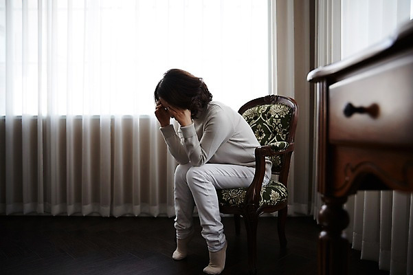 포토 JPG 전신 여자 40대 의자 창문 중년라이프 실내 한명 앉기 성인 옆모습 한국인 커튼 두통 국내포토 1 라이프스타일 뷰포인트 중년 가구 모션 사람 동양인 내부 질병 파일형식