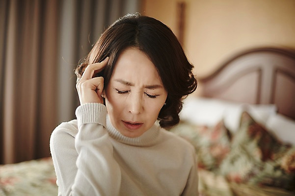 포토 JPG 여자 40대 중년라이프 실내 한명 상반신 성인 아웃포커스 눈감음 한국인 침대 찡그림 두통 국내포토 1 라이프스타일 중년 가구 모션 촬영기법 표정 사람 동양인 내부 질병 파일형식