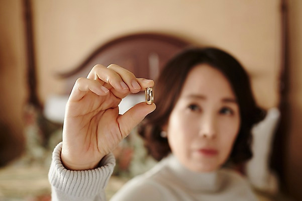 포토 JPG 여자 40대 중년라이프 실내 한명 들기 상반신 성인 아웃포커스 알약 한국인 침대 질병 국내포토 1 라이프스타일 중년 가구 의학 모션 촬영기법 사람 동양인 내부 약 파일형식