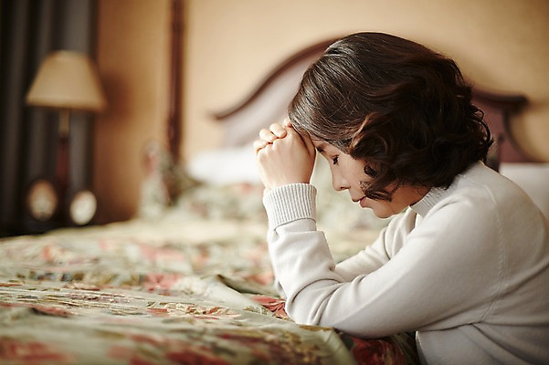 포토 JPG 여자 40대 중년라이프 실내 한명 상반신 성인 아웃포커스 눈감음 한국인 기도 침대 국내포토 1 라이프스타일 중년 가구 모션 촬영기법 사람 동양인 내부 파일형식