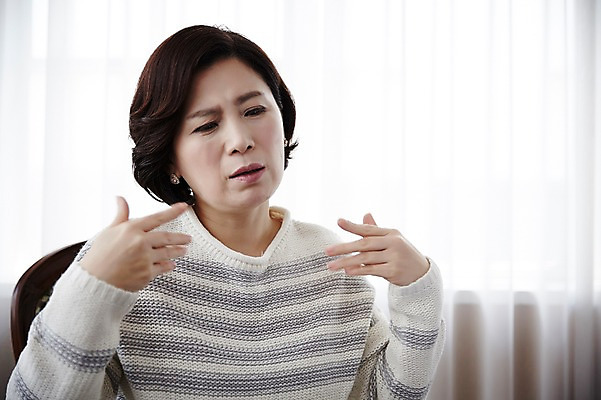 포토 JPG 여자 40대 창문 중년라이프 실내 한명 상반신 성인 스마트폰 한국인 분노 짜증 커튼 더위 통화 갱년기 국내포토 1 라이프스타일 감정 중년 모션 날씨 사람 동양인 내부 핸드폰 스마트기기 증상 파일형식