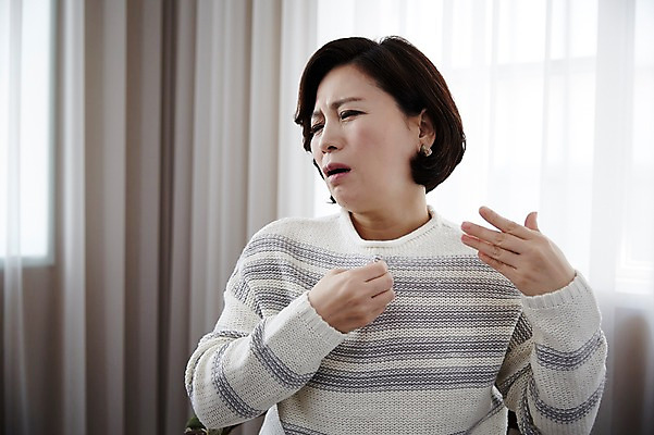 포토 JPG 여자 40대 창문 중년라이프 실내 한명 상반신 성인 한국인 분노 짜증 커튼 더위 갱년기 국내포토 1 라이프스타일 감정 중년 날씨 사람 동양인 내부 증상 파일형식