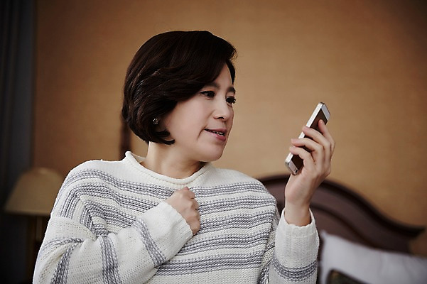 포토 JPG 여자 40대 중년라이프 실내 한명 상반신 성인 스마트폰 한국인 분노 짜증 침대 통화 답답함 국내포토 1 라이프스타일 감정 중년 가구 모션 사람 동양인 내부 핸드폰 스마트기기 감각 파일형식