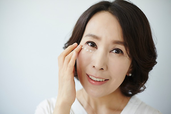 포토 JPG 스튜디오촬영 여자 40대 중년라이프 실내 한명 웃음 상반신 성인 뷰티 한국인 주름 아이크림 국내포토 1 라이프스타일 중년 표정 사람 동양인 내부 화장품 파일형식