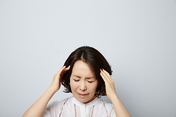 포토 JPG 스튜디오촬영 여자 40대 중년라이프 실내 한명 상반신 성인 눈감음 한국인 찡그림 두통 국내포토 1 라이프스타일 중년 모션 표정 사람 동양인 내부 질병 파일형식