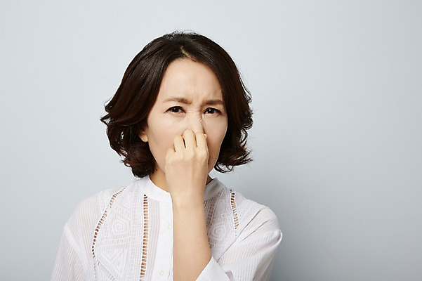 포토 JPG 스튜디오촬영 여자 40대 중년라이프 실내 한명 상반신 성인 한국인 찡그림 감기 코감기 국내포토 1 라이프스타일 중년 표정 사람 동양인 내부 질병 감기_질병 파일형식