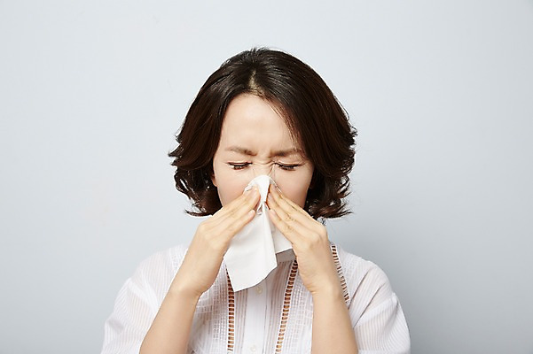 포토 JPG 스튜디오촬영 여자 40대 중년라이프 실내 한명 상반신 성인 눈감음 한국인 찡그림 화장지 감기 비염 코막힘 콧물 국내포토 1 라이프스타일 중년 모션 표정 사람 동양인 내부 질병 생리현상 증상 파일형식