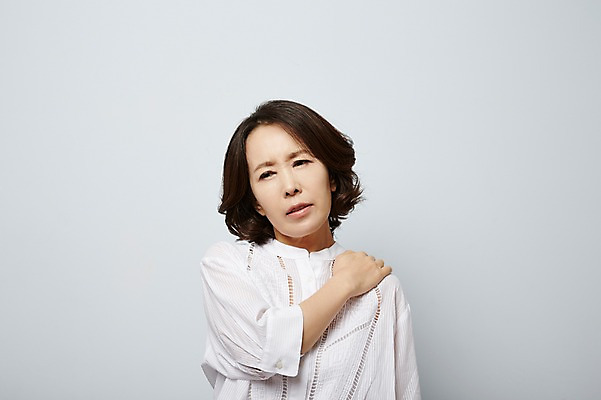 포토 JPG 스튜디오촬영 여자 40대 중년라이프 실내 한명 상반신 성인 고통 한국인 질병 어깨통증 국내포토 1 라이프스타일 감정 중년 의학 사람 동양인 내부 파일형식