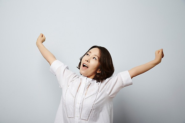포토 JPG 스튜디오촬영 여자 40대 중년라이프 실내 한명 상반신 성인 한국인 기지개 국내포토 1 라이프스타일 중년 모션 사람 동양인 내부 파일형식