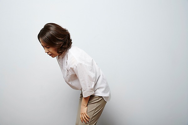 포토 JPG 스튜디오촬영 여자 40대 중년라이프 실내 허리숙이기 한명 상반신 성인 옆모습 한국인 질병 요통 허리통증 국내포토 1 라이프스타일 뷰포인트 중년 의학 숙이기 사람 동양인 내부 고통 파일형식