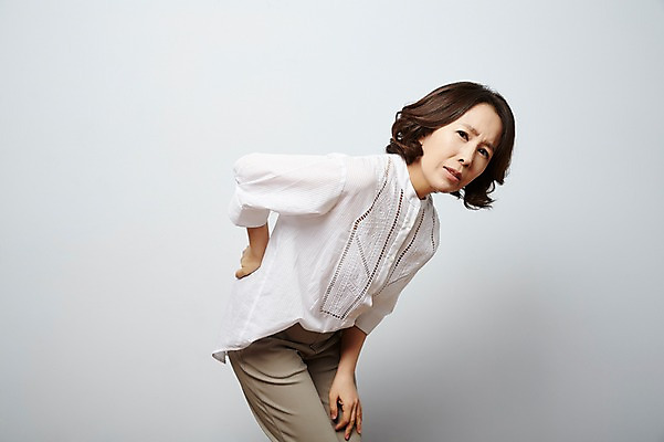 포토 JPG 스튜디오촬영 여자 40대 중년라이프 실내 허리숙이기 한명 상반신 성인 옆모습 한국인 질병 요통 허리통증 국내포토 1 라이프스타일 뷰포인트 중년 의학 숙이기 사람 동양인 내부 고통 파일형식