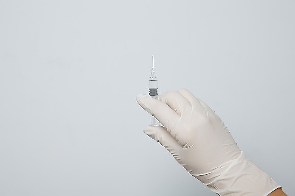 포토 JPG 스튜디오촬영 손 중년라이프 실내 주사기 들기 신체부위 뷰티 수술장갑 보톡스 의료성형뷰티 국내포토 라이프스타일 중년 장갑 의료기기 모션 사람 내부 성형수술 파일형식