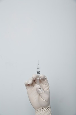 포토 JPG 스튜디오촬영 손 중년라이프 실내 주사기 들기 신체부위 뷰티 수술장갑 보톡스 의료성형뷰티 국내포토 라이프스타일 중년 장갑 의료기기 모션 사람 내부 성형수술 파일형식