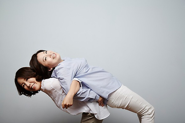 포토 JPG 스튜디오촬영 여자 40대 중년라이프 실내 웃음 상반신 성인 두명 옆모습 친구 우정 한국인 등맞대기 커플체조 국내포토 라이프스타일 뷰포인트 중년 관계 모션 표정 사람 동양인 내부 체조 파일형식