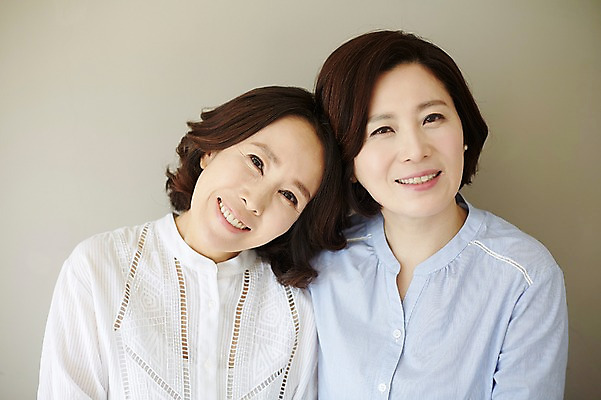 포토 JPG 스튜디오촬영 여자 40대 중년라이프 실내 웃음 상반신 성인 두명 친구 기댐 우정 한국인 국내포토 라이프스타일 중년 관계 모션 표정 사람 동양인 내부 파일형식