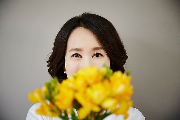 포토 JPG 스튜디오촬영 여자 40대 중년라이프 실내 한명 상반신 성인 아웃포커스 한국인 프리지어 국내포토 1 라이프스타일 꽃 중년 촬영기법 사람 동양인 내부 파일형식