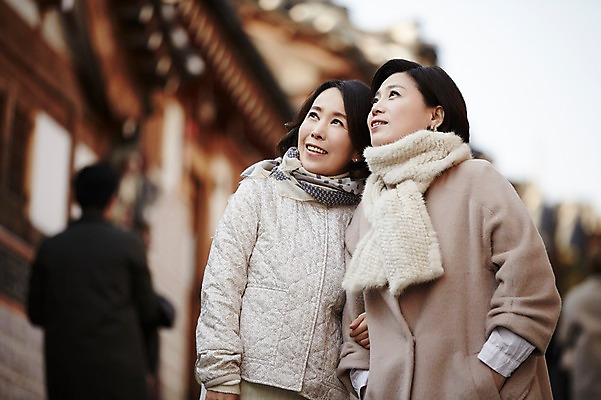 포토 JPG 주간 응시 여자 커피 40대 중년라이프 휴식 한옥 웃음 여러명 상반신 성인 야외 아웃포커스 친구 팔짱 우정 한국인 종이컵 국내포토 자연요소 한국전통 라이프스타일 시선 음료 중년 다수 컨셉 고건축 관계 모션 촬영기법 표정 사람 동양인 컵 일회용 파일형식