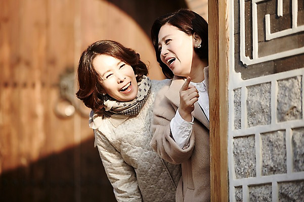 포토 JPG 주간 여자 40대 중년라이프 휴식 한옥 웃음 상반신 성인 야외 두명 아웃포커스 친구 우정 한국인 가리킴 대문 국내포토 자연요소 한국전통 라이프스타일 중년 컨셉 고건축 관계 촬영기법 표정 사람 동양인 손짓 문 파일형식 전통 건축물 모션 한국 인종 생활 건축 아시아 나라