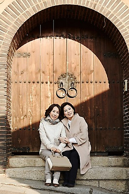 포토 JPG 주간 전신 여자 40대 중년라이프 휴식 한옥 웃음 앉기 성인 야외 두명 친구 팔짱 우정 한국인 핸드백 대문 국내포토 자연요소 한국전통 라이프스타일 중년 컨셉 고건축 가방 관계 모션 표정 사람 동양인 문 파일형식