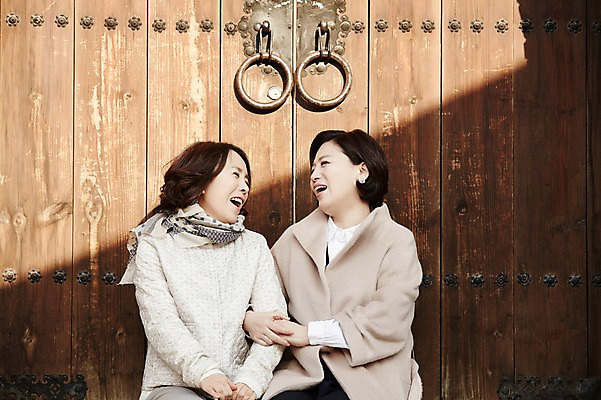 포토 JPG 주간 여자 커피 40대 중년라이프 휴식 한옥 웃음 상반신 성인 야외 두명 친구 마주보기 팔짱 우정 한국인 종이컵 대문 문고리 국내포토 자연요소 한국전통 라이프스타일 음료 중년 컨셉 고건축 관계 모션 표정 사람 동양인 컵 문 일회용 파일형식