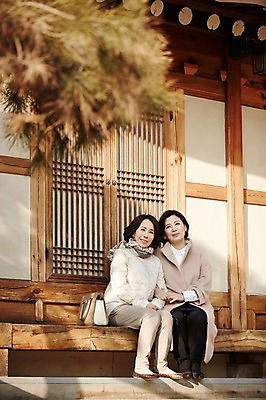 포토 JPG 주간 전신 여자 커피 40대 중년라이프 휴식 한옥 웃음 앉기 성인 야외 두명 친구 팔짱 우정 한국인 핸드백 종이컵 전통문 국내포토 자연요소 한국전통 라이프스타일 음료 중년 컨셉 고건축 가방 관계 모션 표정 사람 동양인 컵 문 일회용 파일형식