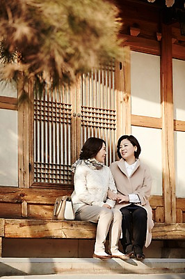 포토 JPG 주간 전신 여자 커피 40대 중년라이프 휴식 한옥 웃음 앉기 성인 야외 두명 친구 마주보기 팔짱 우정 한국인 핸드백 종이컵 전통문 국내포토 자연요소 한국전통 라이프스타일 음료 중년 컨셉 고건축 가방 관계 모션 표정 사람 동양인 컵 문 일회용 파일형식