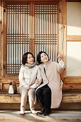 포토 JPG 주간 전신 응시 여자 커피 40대 중년라이프 휴식 한옥 웃음 앉기 성인 야외 두명 친구 팔짱 우정 한국인 핸드백 가리킴 종이컵 전통문 국내포토 자연요소 한국전통 라이프스타일 시선 음료 중년 컨셉 고건축 가방 관계 모션 표정 사람 동양인 손짓 컵 문 일회용 파일형식