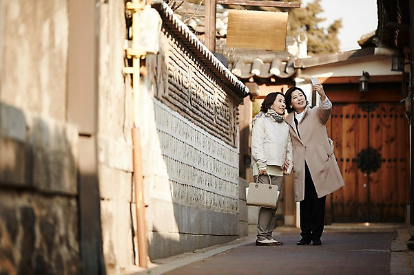 포토 JPG 주간 전신 여자 커피 40대 중년라이프 휴식 한옥 서기 성인 야외 두명 친구 스마트폰 담장 팔짱 사진촬영 우정 한국인 핸드백 종이컵 국내포토 자연요소 한국전통 라이프스타일 음료 중년 컨셉 고건축 가방 관계 모션 사람 동양인 컵 핸드폰 스마트기기 촬영 일회용 파일형식