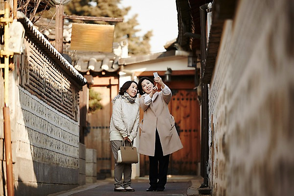 포토 JPG 주간 전신 여자 커피 40대 중년라이프 휴식 한옥 서기 웃음 성인 야외 두명 아웃포커스 친구 스마트폰 담장 팔짱 사진촬영 우정 한국인 핸드백 종이컵 국내포토 자연요소 한국전통 라이프스타일 음료 중년 컨셉 고건축 가방 관계 모션 촬영기법 표정 사람 동양인 컵 핸드폰 스마트기기 촬영 일회용 파일형식