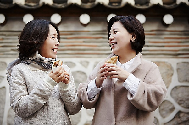 포토 JPG 주간 여자 40대 중년라이프 휴식 성인 야외 두명 친구 우정 한국인 종이컵 겨울음식 겨울간식 호떡 제철음식 국내포토 자연요소 라이프스타일 음식 중년 컨셉 겨울 관계 디저트 사람 동양인 컵 일회용 제철 파일형식