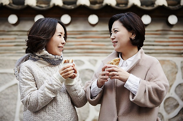 포토 JPG 주간 여자 40대 중년라이프 휴식 성인 야외 두명 친구 우정 한국인 종이컵 겨울음식 겨울간식 호떡 제철음식 국내포토 자연요소 라이프스타일 음식 중년 컨셉 겨울 관계 디저트 사람 동양인 컵 일회용 제철 파일형식