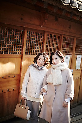 포토 JPG 주간 여자 40대 중년라이프 휴식 한옥 성인 야외 두명 친구 팔짱 우정 한국인 국내포토 자연요소 한국전통 라이프스타일 중년 컨셉 고건축 관계 모션 사람 동양인 파일형식