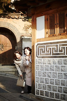 포토 JPG 주간 여자 40대 중년라이프 휴식 한옥 성인 야외 두명 친구 우정 한국인 국내포토 자연요소 한국전통 라이프스타일 중년 컨셉 고건축 관계 사람 동양인 파일형식