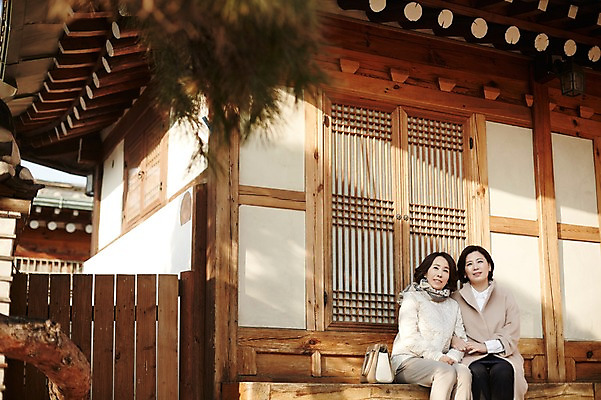 포토 JPG 주간 여자 40대 중년라이프 휴식 한옥 성인 야외 두명 친구 팔짱 우정 한국인 국내포토 자연요소 한국전통 라이프스타일 중년 컨셉 고건축 관계 모션 사람 동양인 파일형식