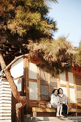 포토 JPG 주간 여자 40대 중년라이프 휴식 한옥 성인 야외 두명 친구 팔짱 우정 한국인 국내포토 자연요소 한국전통 라이프스타일 중년 컨셉 고건축 관계 모션 사람 동양인 파일형식