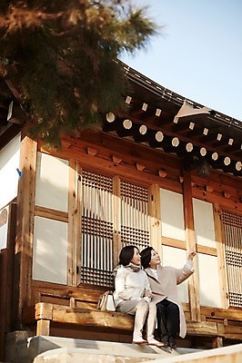 포토 JPG 주간 여자 40대 중년라이프 휴식 한옥 성인 야외 두명 친구 팔짱 우정 한국인 국내포토 자연요소 한국전통 라이프스타일 중년 컨셉 고건축 관계 모션 사람 동양인 파일형식