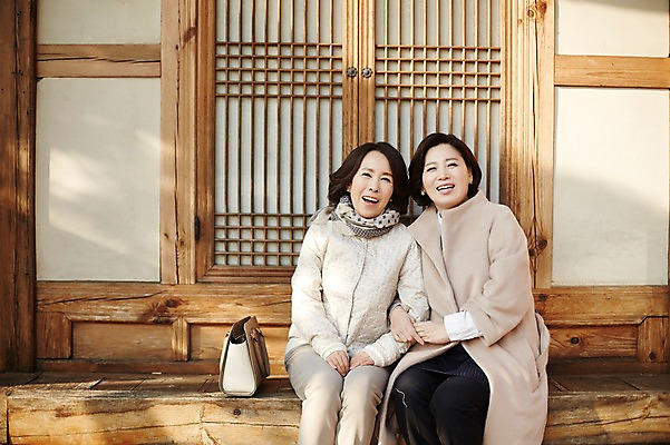 포토 JPG 주간 여자 40대 중년라이프 휴식 한옥 성인 야외 두명 친구 팔짱 우정 한국인 국내포토 자연요소 한국전통 라이프스타일 중년 컨셉 고건축 관계 모션 사람 동양인 파일형식